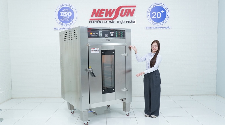 Nhân viên lò quay gà vịt công nghiệp